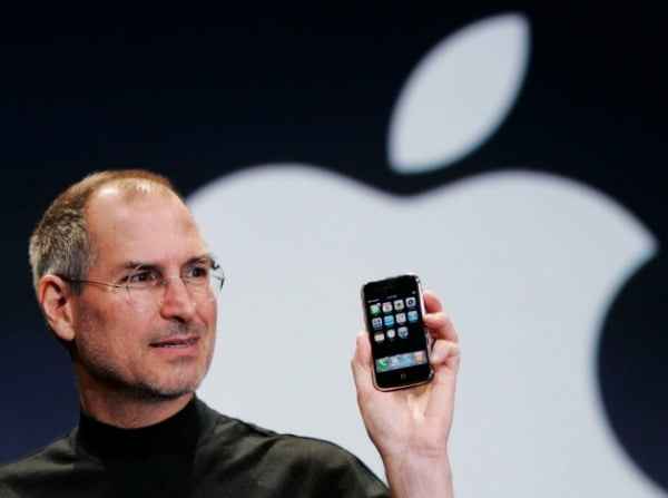 2007년 1월 애플 신제품 발표 행사에서 스티브 잡스가 아이폰을 공개하고 있다. /사진=한경DB