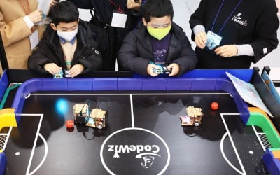 [포토] 교육박람회에서 인공지능 로봇 축구 체험하는 어린이들
