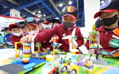[포토] 레고 로봇 경진대회에 참가한 어린이들