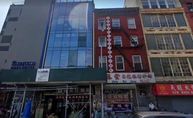 중국 비밀경찰서로 지목된 차이나타운의 건물(좌측 두 번째 유리벽 건물). / 캡처=구글 맵