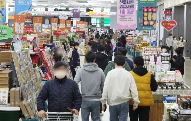 서울 양재동 하나로마트에서 시민들이 제수용품과 설선물세트를 구입하고 있다.  임대철 기자