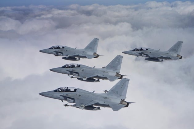 국산 전투기 FA-50 편대가 상공을 비행하고 있다. 대한민국 공군 제공.