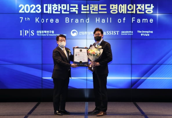 SK매직이 '2023 대한민국 브랜드 명예의전당'에서 정수기·공기청정기 부문 1위 브랜드로 선정됐다. 지난 12일 JW메리어트 동대문 스퀘어에서 열린 시상식에서 이성호 심사위원장(왼쪽)과 장상욱 SK매직 마케팅전략실장이 수상 기념촬영을 하고 있다. [사진=SK매직]