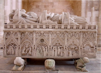 이네스의 아름다운 석관. 페드루와 이네스의 석관은 포르투갈 고딕 양식 조각의 걸작으로 꼽힌다. 아쉽게도 작가가 누구인지는 전해 내려오지 않는다. 페드루의 석관도 이와 비슷한 양식으로 제작됐다. 크기는 페드루의 관이 약간 더 크다.