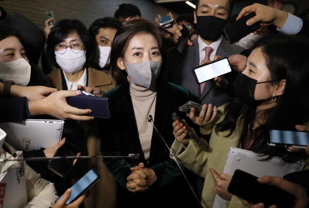 나경원 전 국민의힘 의원이 11일 오후 서울 여의도 국민의힘 중앙당사에서 열린 국민의힘 서울시당 신년인사회를 마치고 나서며 취재진의 질문에 답변하고 있다. /사진=연합뉴스