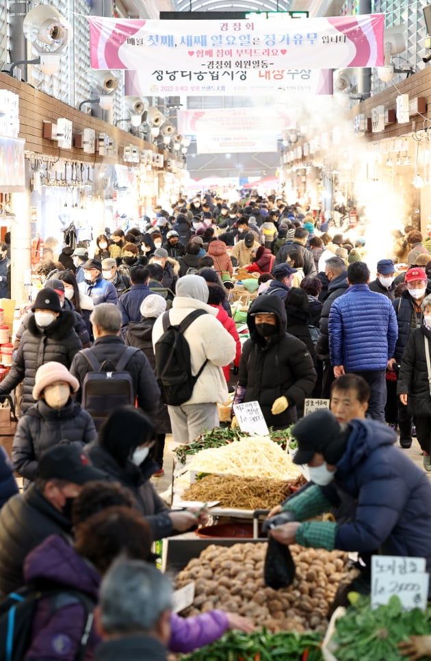 [포토] 설 일주일 앞두고 제수용품 준비하는 시민들