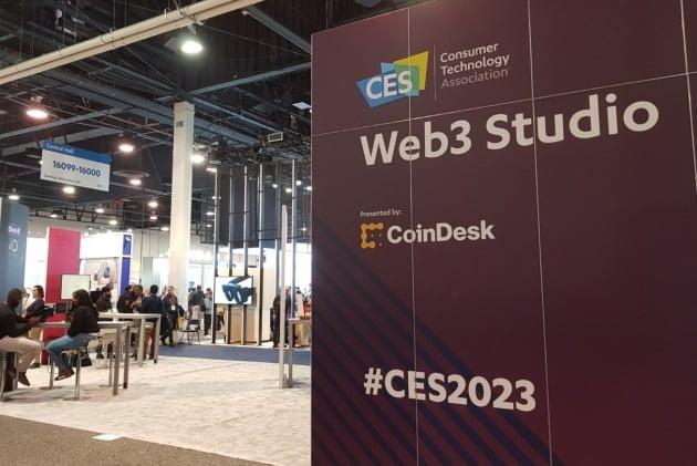 CES 2023이 열린 미국 라스베이거스컨벤션센터 센트럴홀에 코인데스크가 세운 '웹3 스튜디오'. 라스베이거스=빈난새 기자