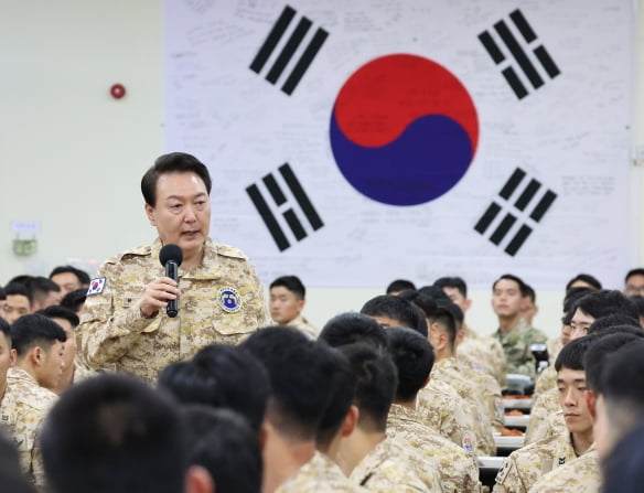 尹 "4000ｍ 침투 높지않아"…김건희 "제일 멋있던데" [여기는 대통령실]