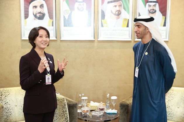 이영 중소벤처기업부 장관(왼쪽)이 아부다비 국립전시센터에서 타니 알 제요우디 아랍에미리트(UAE) 무역부 특임장관을 만나고 있다. /중소벤처기업부 제공