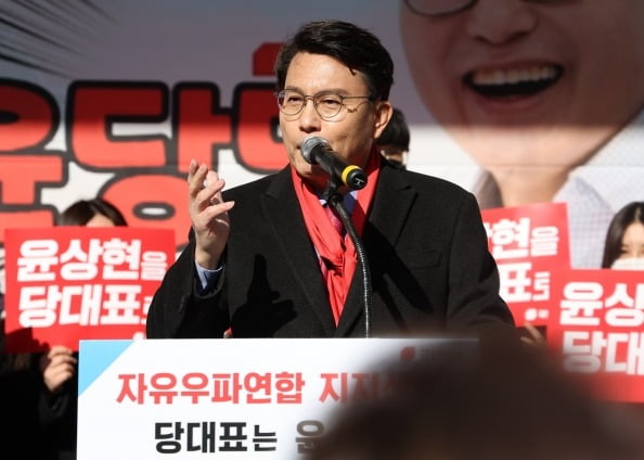 국민의힘 당권 주자인 윤상현 의원이 17일 대구 서문시장에서 열린 자신의 지지선언식에서 발언하고 있다.  사진=연합뉴스