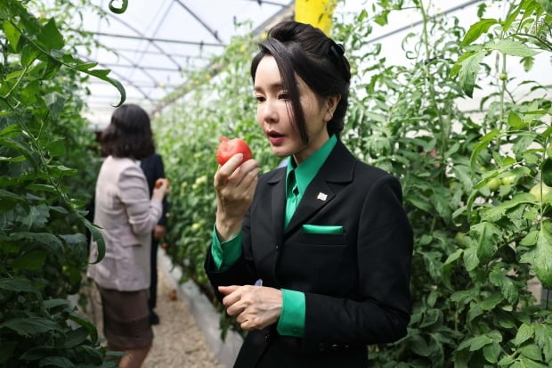 윤석열 대통령 부인 김건희 여사가 17일(현지시간) 두바이 현지의 스마트팜 진출기업인 아그로테크를 방문해 재배 중인 토마토를 시식하고 있다. 연합뉴스