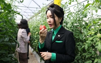 김건희 여사, 두바이 공주 만나고 토마토 '먹방'