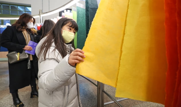 [포토] 뉴트로 페스티벌 '오늘카지노 슬롯머신 규칙' 한지 전시 관람하는 시민들