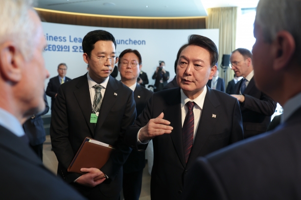 글로벌 CEO 만난 尹 “밥 한번 사는 게 영업사원 도리, 언제든 사무실 오라”