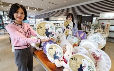 [포토] 한국도자기, '검은 토끼의 해 달력접시 선보여'