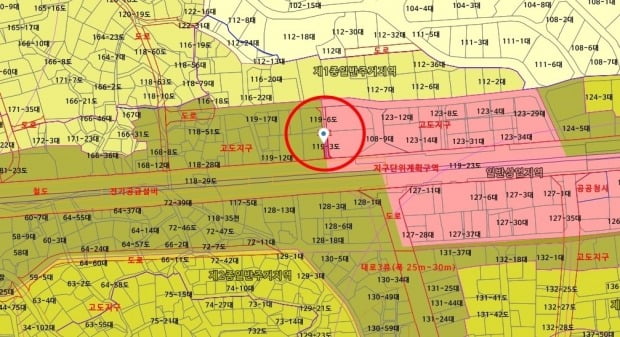 서울 지하철 6호선 이태원역 인근 지적도. 빨간색 동그라미가 사고가 난 골목길. 이를 중심으로 오른쪽엔 일반상업지역(붉은색) 왼쪽엔 준주거지역(짙은 녹색), 위쪽으로는 1종일반주거지역(노랑색) 등이 있다. 사진=토지이음 