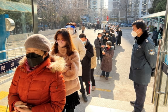 중국 시민들이 베이징의 한 관청 앞에서 홍콩이나 마카오, 대만을 방문하는 데 필요한 여권 및 허가증을 신규 발급받거나 갱신하기위해 줄을 서있다. 연합뉴스