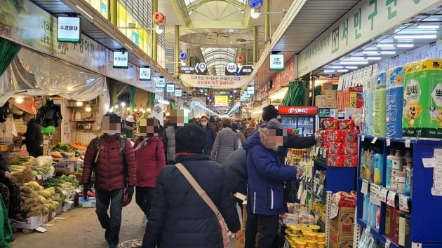 설 대목을 맞아 서울 망원동 망원시장에서 시민들이 명절용품을 구입하고 있다. 원종환 기자 