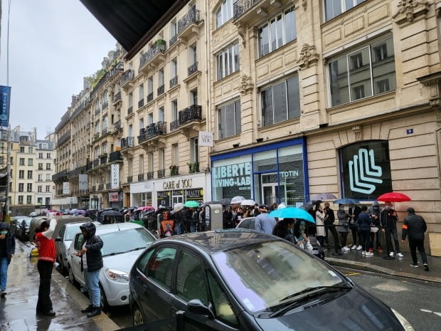넷플릭스를 통해 방영 된 '오징어게임'이 전 세계적으로 인기를 얻으면서 프랑스 파리에 문을 연 팝업 매장에 입장하기 위해 길게 줄을 서 있는 관객들. 사진=연합뉴스