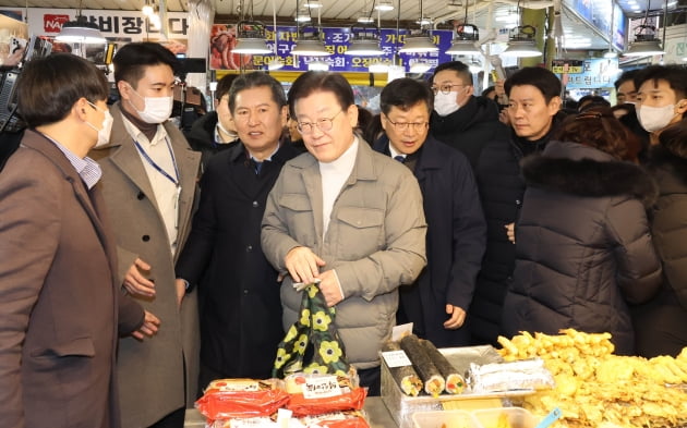 서울 망월동 망원시장의 한 식당에 들어가고 있는 이재명 더불어민주당 대표. 사진=뉴스1