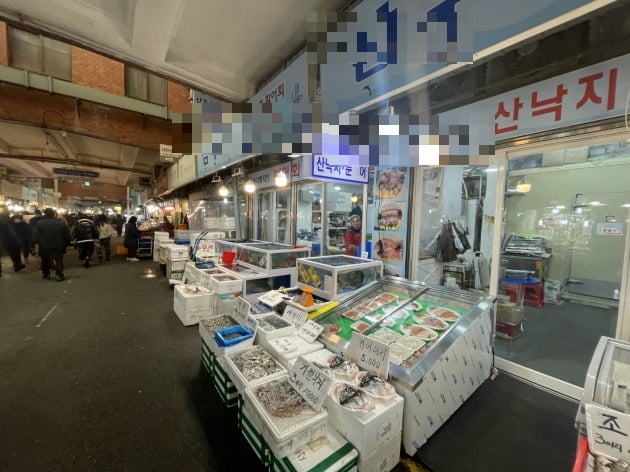 서울 종로 광장시장 전경. 수산물 가게를 찾는 손님이 많이 줄었다. /이현주 기자 