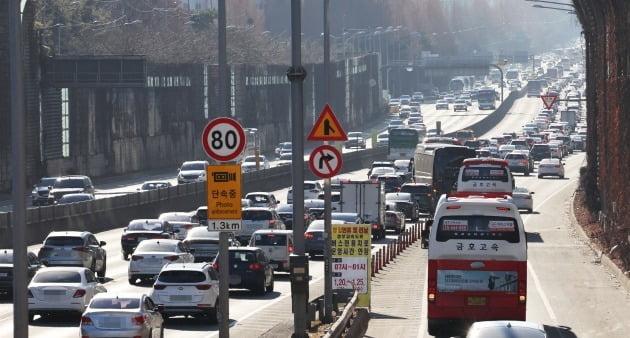 오전보단 속도 내는 귀성객들…서울→부산 6시간 40분