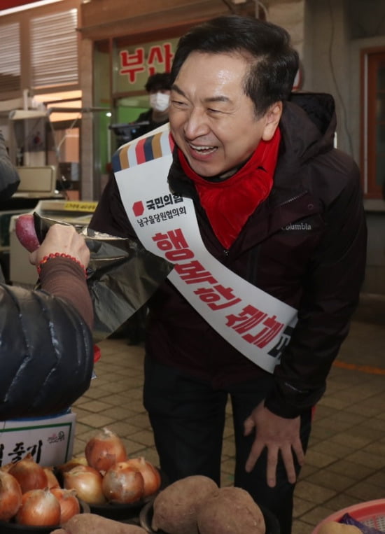 국민의힘 당권 주자인 김기현 의원이 20일 오후 울산 남구 울산번개시장을 찾아 고구마를 구입하고 있다.  /뉴스1