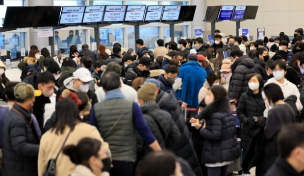 설 연휴 마지막날인 24일 항공편이 전편 결항한 제주공항에 승객들이 대기 항공권을 구하기 위해 길게 줄을 섰다. / 사진=연합뉴스