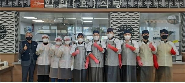 이동구 회장 (왼쪽 첫번째) 등 한국화학연구원 사랑나눔회 회원들이 지난 20일 함월노인복지관에 100만원 상당의 후원금과 물품을 전달하고, 200여명의 어르신들에게 배식 봉사활동을 벌였다. 