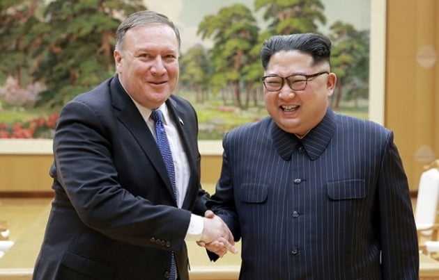 조선중앙통신은 북한 김정은 국무위원장이 마이크 폼페이오 미국 국무장관을 접견했다고 2018년 5월 10일 보도했다. /사진=조선중앙통신, 연합뉴스