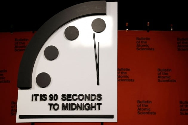 미국 핵과학자회(BSA)는 지구 멸망까지 시간을 상징적으로 보여주는 '지구 종말(둠스데이) 시계'의 초침을 파멸의 상징인 자정쪽으로 10초 더 이동했다. 이로써 지구 종말까지 남은 시간은 90초로 줄어들었다. /사진=연합뉴스