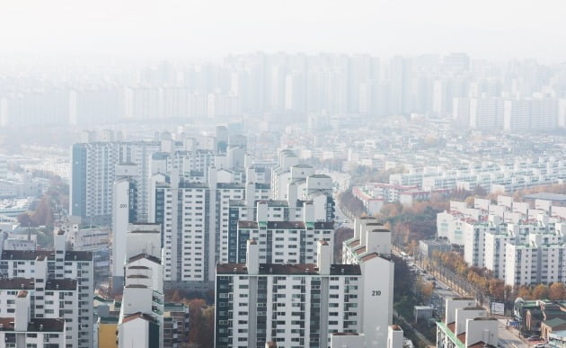 경기 남부권 등 수도권 아파트 낙찰가율이 급격히 하락하고 있다.  수원의 한 아파트 전경. /연합뉴스