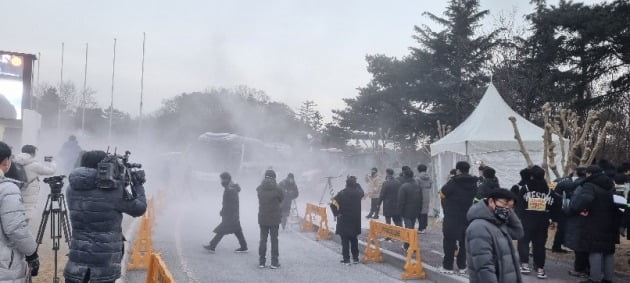 이달 17일 인천지법의 스카이72 골프장에 대한 부동산 인도 강제집행 현장에서 진입을 반대하는 골프장 임차인 측과 충돌하고 있다. 강준완 기자 