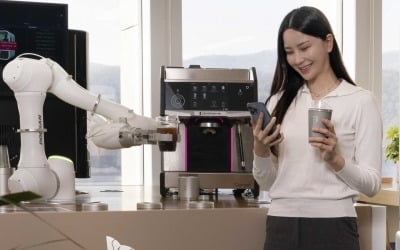SKT, 두산로보틱스와 '무인 커피로봇' 사업…"5년 내 1위 목표"