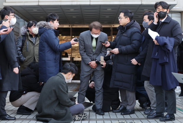 조희연 서울교육감이  27일 오후 서울 서초구 서울중앙지방법원에서 열린 1심 선고 공판이 끝난 뒤 인사하고 있다. 연합뉴스