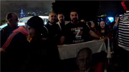 노바크 조코비치의 아버지 스르디안 조코비치(왼쪽에서 세번째)가 지난 25일 호주오픈 8강전 후 경기장 밖 멜버른 공원에서 러시아 국기를 펼친 무리들과 촬영하는 모습. /사진=유튜브