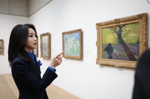 윤석열 대통령 부인 김건희 여사가 19일(현지시간) 스위스 취리히 미술관에서 알베르토 자코메티 재단의 알렉산더 졸스 회장 및 관계자들과 환담한 뒤 미술 작품을 감상하고 있다. /사진=뉴스1