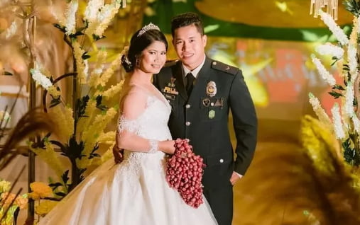 필리핀에서 양파 다발을 들고 결혼식을 올린 부부가 등장했다. /사진=페이스북 갈무리