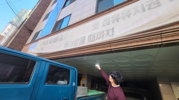 지난 16일 서울 영등포구의 한 전세사기 빌라 건물에 살고 있는 세입자가 상하수도관 누수로 벽면에 얼어붙은 고드름을 가리키고 있다. 조철오  기자