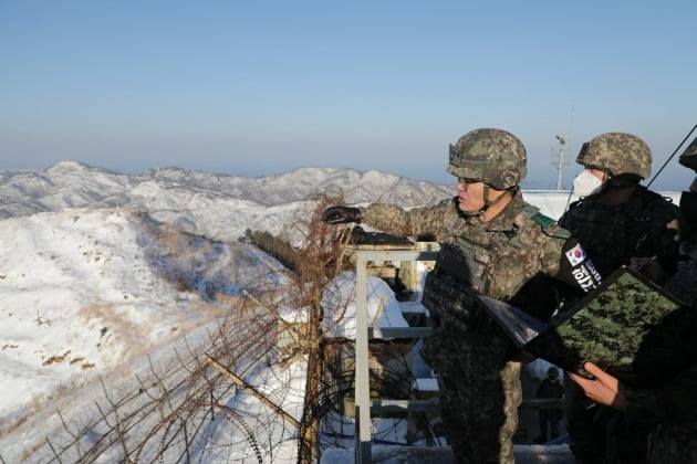 전동진 육군 지상작전사령관(대장)이 지난 18일 동부전선을 책임지는 강원 8군단사령부와 22사단을 찾아 경계 작전 태세를 점검하고 있다. 지상작전사령부 제공