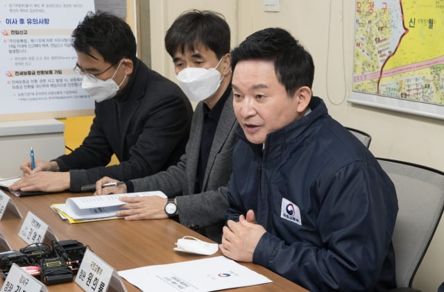 원희룡 국토교통부 장관이 29일 서울 강서구 화곡동의 한 중개사무소를 찾아 전세사기 근절 방안에 대해 토론하고 있다. / 사진=한경DB