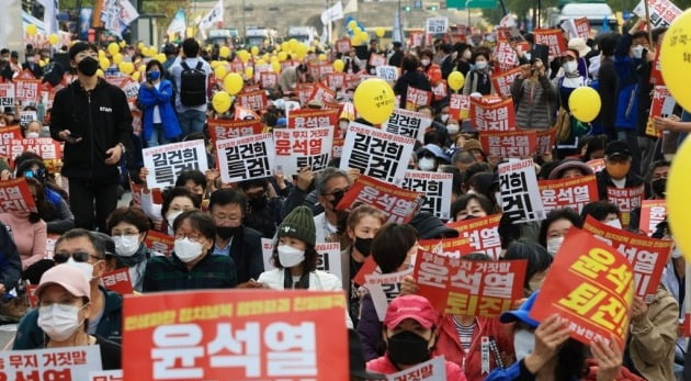 지난해 10월 서울 시청역 앞에서 시민단체 회원들이 김건희 특검 윤석열 퇴진 11차 전국집중 촛불 집회를 하고 있다.  /사진=연합뉴스