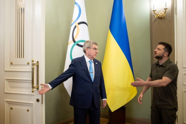 젤렌스키 우크라이나 대통령(오른쪽)과 바흐 IOC 위원장.