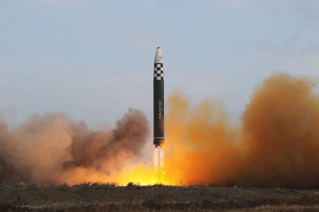 북한이 지난해 11월 신형 대륙간탄도미사일(ICBM) 화성-17호를 발사하는 모습. 노동신문
