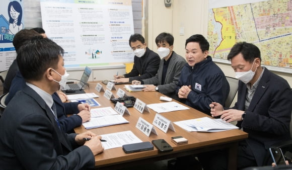 지난 29일 오전 서울 강서구 화곡동 한 중개사무소에서 원희룡 국토교통부 장관이 참석한 가운데 전세사기 근절 방안 토론이 진행되고 있다. 김병언 기자