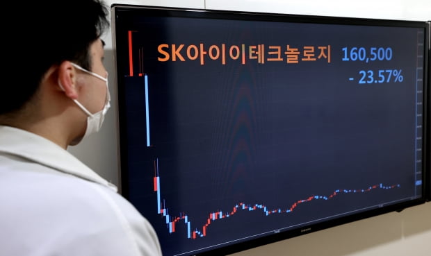 SK아이이테크놀로지(SKIET)가 유가증권시장에 상장한 2021년 5월 11일 오전 서울 종로구 연합인포맥스에 설치된 화면에 SKIET 시간대별 주가 그래프가 표시되어 있다. 사진=연합뉴스