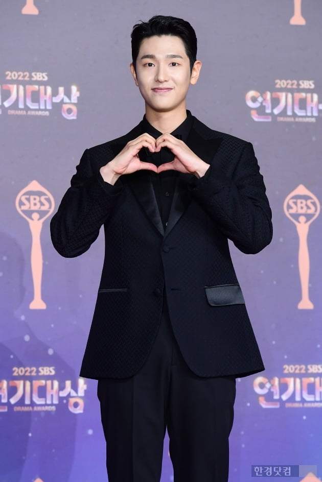 [포토] 이정준, '부드러운 미소로 하트~' (2022 SBS 연기대상)