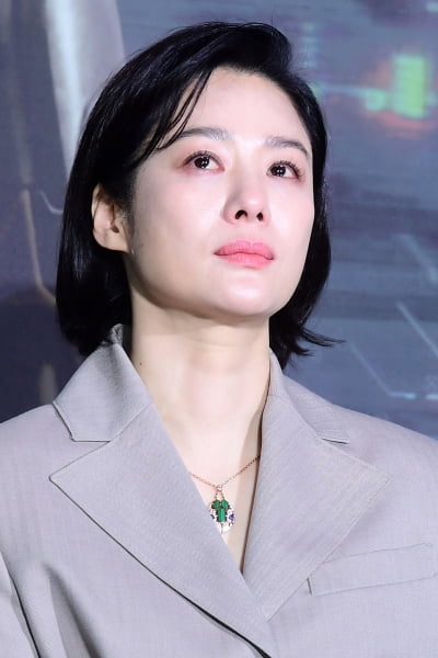 [포토] 김현주, '강수연 생각에 애써 눈물 참으며'