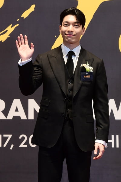 [포토] 위하준, '멋진 손인사' (2023 대한민국 퍼스트브랜드 대상)