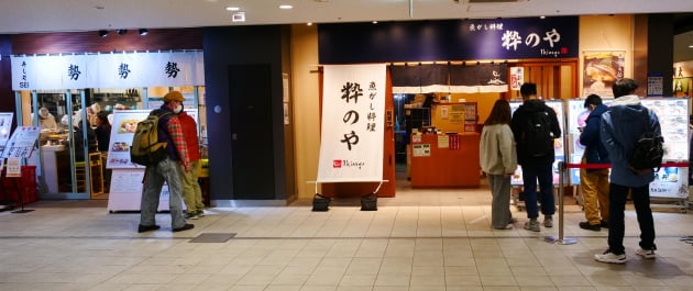 백화점 식당가를 연상시키는 도요스시장의 깔끔한 식당가. / JAPAN NOW